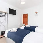 Cosy 3 Bed House Contractor & Leisure