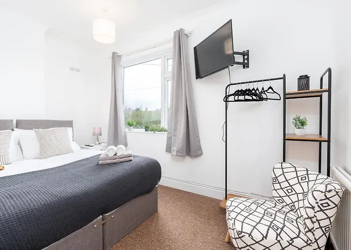 Cosy 3 Bed House Contractor & Leisure